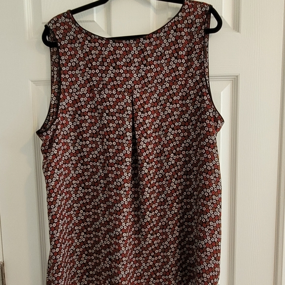 Sleeveless floral blouse - Picture 2 of 3